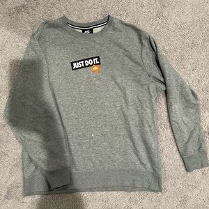 NIKE CREWNECK size- Women Small.